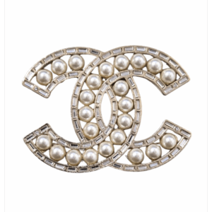 Pozłacana broszka z perłami, model logo CC, Chanel