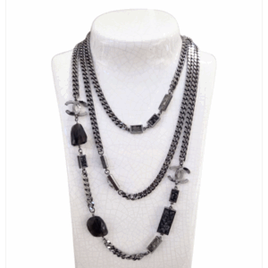 Wyjątkowy naszyjnik z czarnymi kamieniami, model logo CC, Chanel